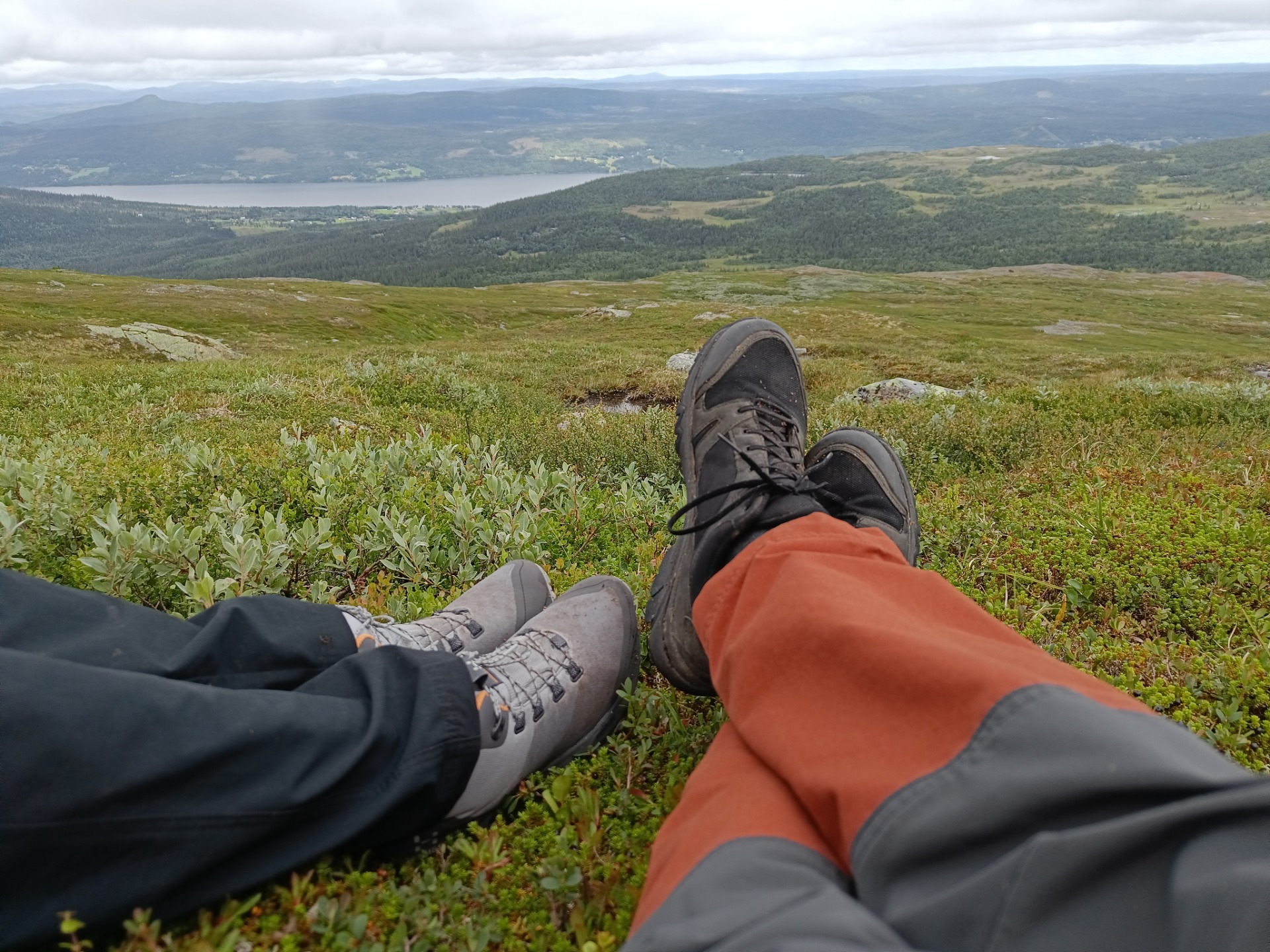 Uppe på Åreskutan, tittar ner mot Kallsjön och Huså
